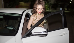 Hương Tràm gây chú ý khi tự lái xe hơi tiền tỉ đi diễn