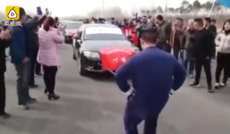 Bậc thầy kungfu dùng bộ phận nhạy cảm kéo 7 xe ô tô nặng 12,6 tấn