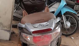 Người phụ nữ hành hung công an để chồng 'cướp' xe máy bị khởi tố