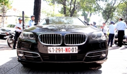 Xử phạt xe ngoại giao dán vạch đỏ giả 'hù dọa' chính quyền