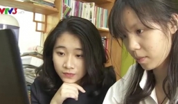 2 nữ sinh lớp 11 sáng chế đồng hồ thông minh giúp người câm điếc nói chuyện