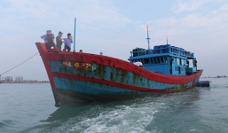 Tàu cá Việt Nam bị tàu lạ nổ súng tấn công, 1 ngư dân thiệt mạng