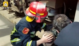 Video: Nhảy vào đoàn tàu đang lao tới, cụ ông thoát chết hy hữu