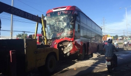 Xe giường nằm đâm trực diện dải phân cách, đấu đầu xe ben