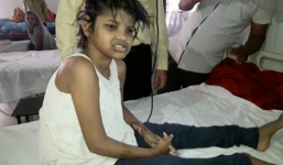 Giải cứu bé gái sống chung với khỉ, không biết tiếng người, đi bằng 4 chi