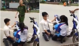 Thanh niên quỳ gối giữa đường xin công an thả xe cho người yêu
