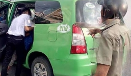 Tiểu bậy vào xe taxi, 'ma men' bị 2 tài xế đánh nhập viện