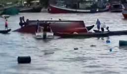 Tàu lật hất 40 người xuống sông Gành Hào, 2 người tử vong