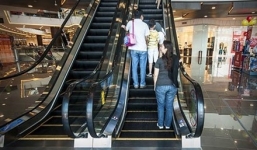 Thang cuốn sân bay Tân Sơn Nhất kẹp gần đứt cổ tay bé trai