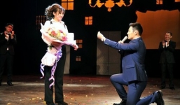 Màn cầu hôn của 2 chàng trai vạch mặt sự gian dối của cô gái hút triệu lượt xem