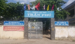 Nữ giảng viên xông vào trường tiểu học 'lột đồ' học sinh