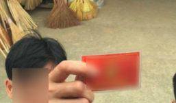 Va chạm giao thông, người đàn ông rút thẻ đỏ đe dọa lái xe