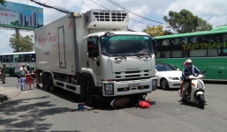 Xe tải ôm cua cuốn thai phụ vào gầm, kéo lê một đoạn