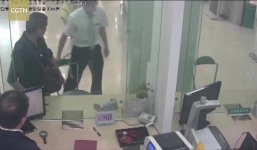 Nhân viên ngân hàng dũng cảm thế chỗ nạn nhân, hạ gục tên cướp