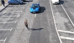 Thanh niên liều mạng nhảy qua xe BMW đang chạy gần 100 km/h