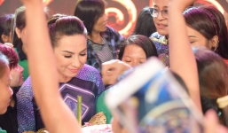 Phi Nhung vỡ òa khi được fan bất ngờ tổ chức sinh nhật