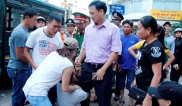 Phó chủ tịch thành phố bị tiểu thương ôm chân khi giành lại vỉa hè