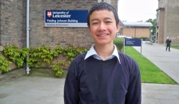 Thần đồng 14 tuổi được mời làm giảng viên đại học nổi tiếng tại Anh