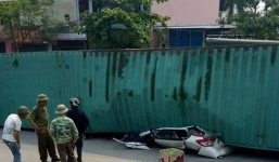 TNGT nghiêm trọng: Xe container đè nát ô tô con khiến ít nhất 2 người tử vong 