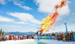 Video: Chàng trai liều lĩnh vừa tự thiêu vừa trượt tuyết