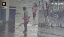 Video: Bi hài cảnh tên cướp điện thoại chạy nhầm vào đồn cảnh sát