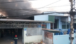 Xưởng sơn bốc cháy dữ dội sau nhiều tiếng nổ lớn