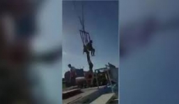 Video: Thót tim cảnh cô gái suýt rơi xuống đất khi bị tuột khỏi dây bungee