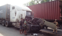 Những kỹ năng lái xe sống còn tránh va chạm với “hung thần container”