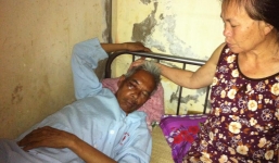 Triệu tập 2 nữ sinh tông ông già ngất xỉu rồi bỏ ở nghĩa địa