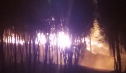 Cơ sở tái chế dầu nhớt lậu bốc cháy dữ dội, hàng trăm thùng phuy phát nổ