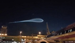 Clip vật thể màu xanh bí ẩn trên bầu trời Mỹ lúc nửa đêm hút gần 60.000 lượt xem