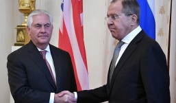 Ngoại trưởng Nga - Mỹ lạnh nhạt, khiên cưỡng bắt tay nhau