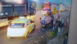 Ô tô khách tấp vào lề làm người đi xe máy vượt phải ngã tử vong