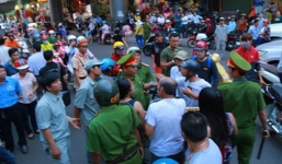 Lấn chiếm vỉa hè bị nhắc, đấm vào mặt cán bộ đô thị