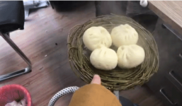 'Thánh ăn công sở' tự làm bánh bao bằng bàn là hơi gây sốt