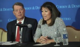 Con gái nạn nhân bị kéo lê khỏi máy bay lần đầu lên tiếng