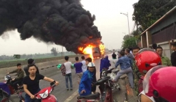 Xe khách bốc cháy dữ dội trên QL1A, 2 mẹ con may mắn thoát chết