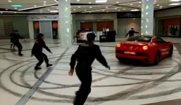 Video: Tài xế lái Ferrari gây 'náo loạn' trung tâm mua sắm