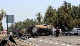 Xe bồn xăng dầu phát nổ, đâm xe du lịch khiến hàng chục người thiệt mạng