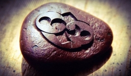 Video: Cận cảnh viên đá kỳ lạ nghi mảnh vỡ phi thuyền ngoài hành tinh