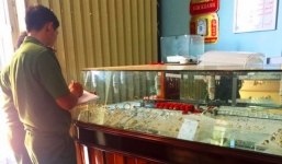 Mở tiệc ăn mừng sau khi cuỗm hơn 100 lượng vàng