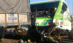 TNGT liên hoàn giữa 3 xe tải và xe bus, 7 người nhập viện