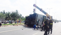 TNGT nghiêm trọng: Xe bus lật, hai vợ chồng tử vong