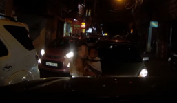 Chạy ôtô đi lấn làn, người phụ nữ không nhận sai bế con xuống xe quát thẳng mặt tài xế