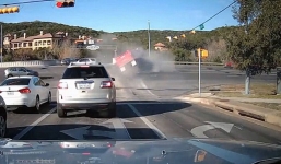 Ôtô con dừng đèn đỏ, bị xe tải “là phẳng”