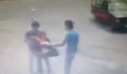 Đang cướp người đi đường, vô tình đánh chết đồng bọn