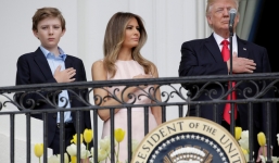 Video: Trump bị vợ nhắc đặt tay lên ngực khi chào cờ