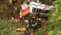 Xe bus lao xuống vực sâu, ít nhất 25 người thiệt mạng
