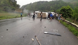 Hai xe ô tô đâm nhau khiến xe khách chở 15 người lật đổ ngang đường