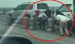 Hàng chục ô tô đi sai làn, tháo dải phân cách trốn CSGT